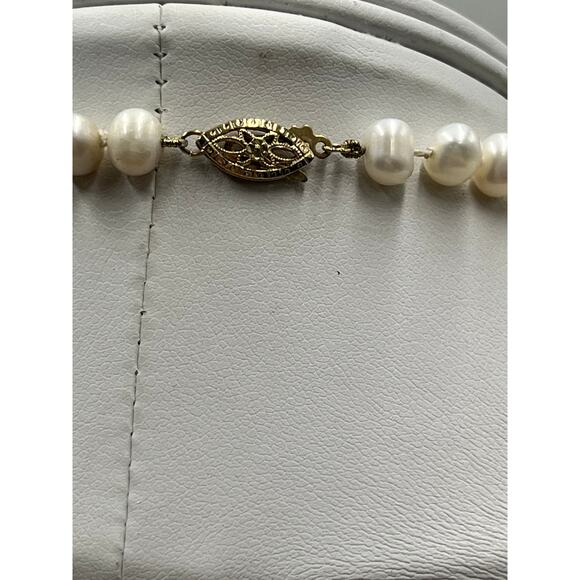 Vintage 18" Cultured Pearl
Necklace 14K Gold Filigree Box Clasp
5-8mm Pearls - Picture 9 of 13